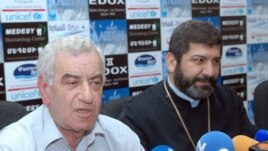 Գրողների միության նախագահ Լեւոն Անանյանը եւ Վիրահայոց թեմի առաջնորդ Վազգեն եպիսկոպոս Միրզախանյանը: 
