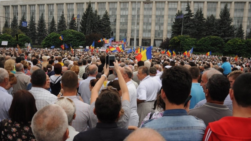 В Кишиневе тысячи участвуют в митинге против коррупции