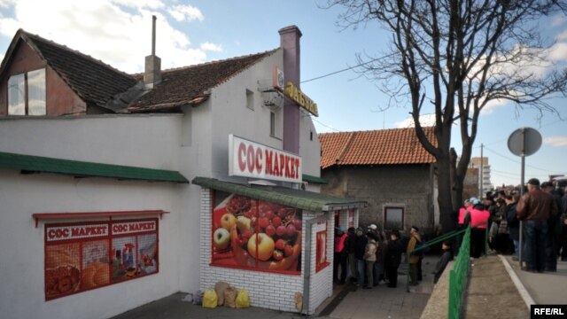 Redovi pred SOS marketima za socijalno ugrožene bili su još 2009. Foto: Vesna Anđić