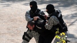Policija dovodi osumnjičene u sud