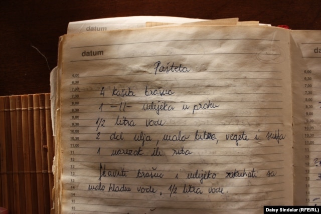 A recipe for makeshift “pashteta,” or pate, preserved in Alic's wartime cookbook.