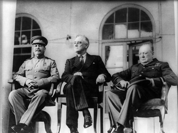 تصویری از استالین (سمت چپ) در کنار روزولت و چرچیل در تهران
