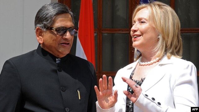 Indian Foreign Minister Somanahalli Mallaiah Krishna (left) with U.S Secretary of State Hillary Clinton. (file photo)