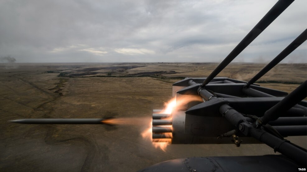 Pamje e helikopterit rus të tipit Mi-8 gjatë të shtënave stërvitore