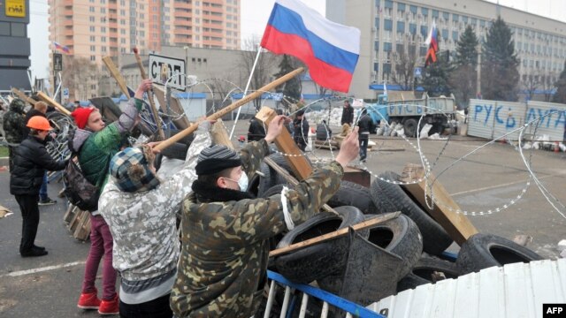 Пророссийские активисты на баррикадах у здания СБУ в Луганске – 10 апреля 2014 года