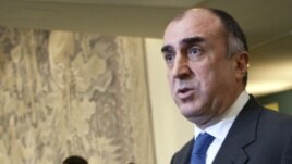 Ադրբեջանի արտգործնախարար Էլմար Մամեդյարովը զրուցում է լրագրողների հետ, արխիվ