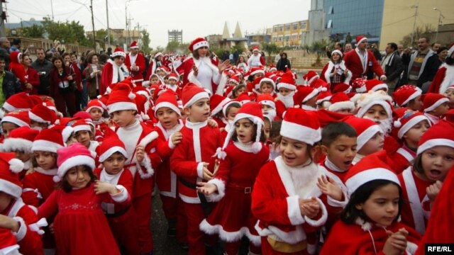 مجموعة من الأطفال المسيحيين في مدينة أربيل يحتفلون بأعياد الميلاد