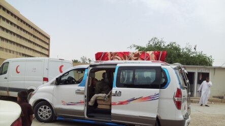 سيارة تنقل جثمان احد ضحايا الاختطاف في الانبار