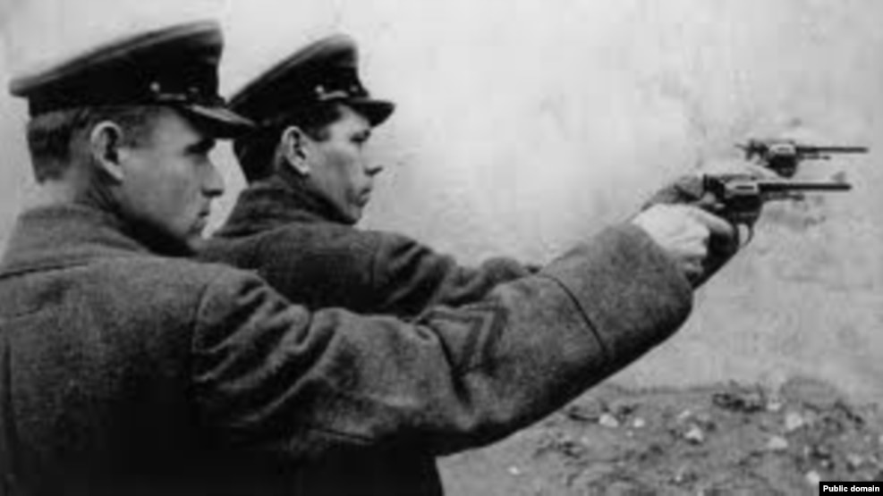 Сотрудники НКВД (архивное фото)