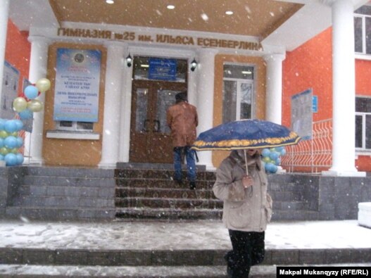 Қапалақтап жауған қар астында мерзімінен бұрын президенттік сайлау өтіп жатыр. №60 сайлау учаскесі, Алматы, 3 сәуір 2011 жыл.