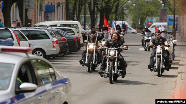 «Начныя ваўкі» ў суправаджэньні ДАІ едуць па Берасьці, архіўнае фота