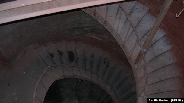 Köhnə həbsxana pilləkənləri