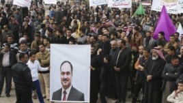 Një protestë e mëhershme e mbështetësve të ministrit të financave al-Issawi ku është kërkuar dorëheqja e kryeministrit al-Maliki