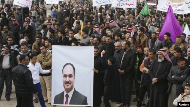 Një protestë e mëhershme e mbështetësve të ministrit të financave al-Issawi ku është kërkuar dorëheqja e kryeministrit al-Maliki
