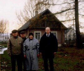 Алесь Чахольскі, Сяргей Папкоў і Юрась Беленькі разам з Ганнай Яўхімаўнай Пазьняк ля яе роднай хаты. Суботнікі, 2002 г.