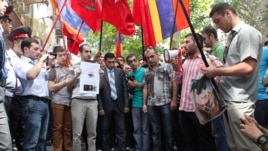 Armenia - Armenians protest outside Hungary's honorary consulate in Yerevan against the extradition to Azerbaijan of an Azerbaijani army officer convicted of murdering an Armenian in Budapest in 2004, 01Sep2012.