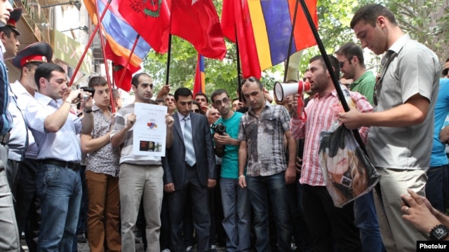 Armenia - Armenians protest outside Hungary's honorary consulate in Yerevan against the extradition to Azerbaijan of an Azerbaijani army officer convicted of murdering an Armenian in Budapest in 2004, 01Sep2012.