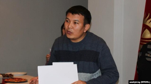Radio Azattyk correspondent Kubanychbek Joldoshev, accepting first prize in the 2012 Environmental Journalism Competition at a December 4 ceremony in Bishkek.
