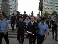 Asylbek Kozhakhmetov being arrested by police in Almaty today (RFE/RL)