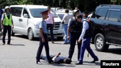 Полиция қызметкерлері шабуылдан соң қала орталығында ер адамды тұтқындап жатыр. Алматы, 18 шілде 2018 жыл.