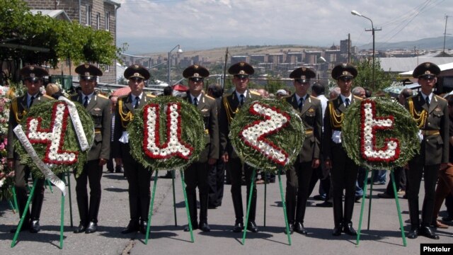 Armenia - An honor guard carriers wreathes during the funeral of military doctor Vahe Avetian in Yerevan, 2Jul2012.