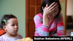 Өзін өртеген Светлана Тұрғымбаеваның қызы Айнұр Қоржынбаева (оң жақта),. Алматы, 10 сәуір 2016 жыл.