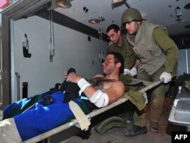 Израиль әскери дәрігерлері жараланған сарбазды Беер-Шев қаласындағы ауруханаға жеткізуде. 4 қаңтар 2009 жыл.