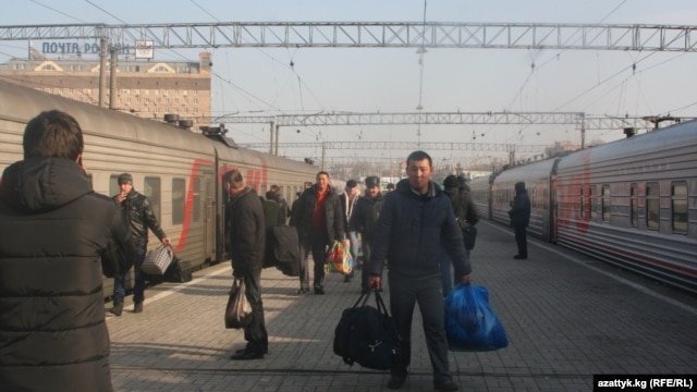 Travelers, including Kyrgyz migrants, at a Moscow train station (file photo)