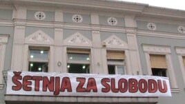 Plakat tokom akcije "Šetnja za slobodu" u Novom Sadu, 7. oktobar 2012. foto: Norbert Šinković