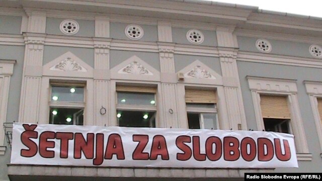 Plakat tokom akcije "Šetnja za slobodu" u Novom Sadu, 7. oktobar 2012. foto: Norbert Šinković
