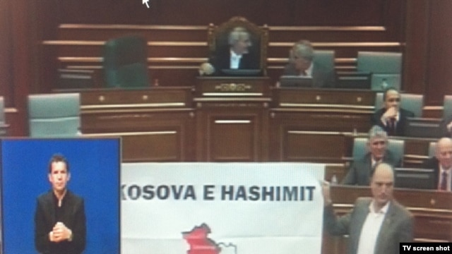 Transparent Hašimovo Kosovo ispred govornice u Skupštini.