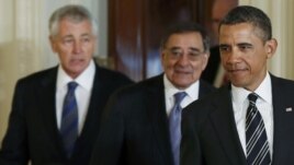Presidenti amerikan Barack Obama me të emëruarin e ri per sekretar të Mbrojtjes, ish senatorin republikan, Chuck Hagel (majtas) dhe me sekretarin atkual të Mbrojtjes, Leon Paneta, Uashington, 7 janar, 2013