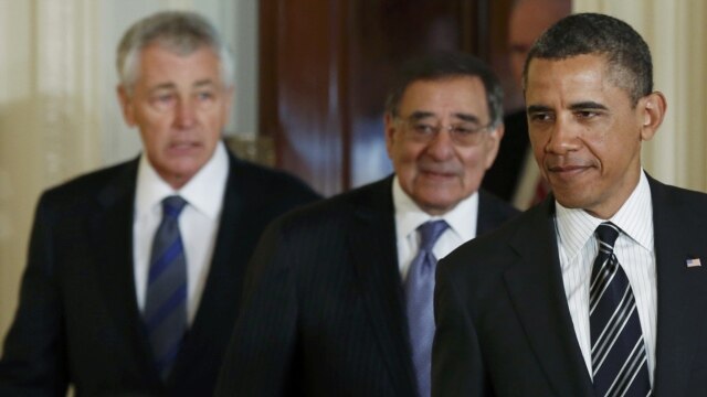 Presidenti amerikan Barack Obama me të emëruarin e ri per sekretar të Mbrojtjes, ish senatorin republikan, Chuck Hagel (majtas) dhe me sekretarin atkual të Mbrojtjes, Leon Paneta, Uashington, 7 janar, 2013