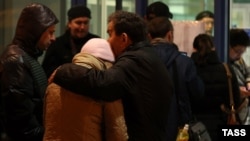 Relatives of the victims of the Tatarstan Airlines crash gather at Kazan airport on the night of November 17-18.