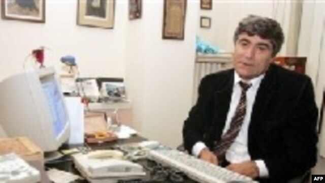 Հրանտ Դինքը «Ակոս»-ի խմբագրատանը, հոկտեմբեր, 2006թ.