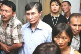 Сторонники Ермека Нарымбаева, активиста оппозиции, во время оглашения приговора ему. Второй слева оппозиционный политик Жасарал Куанышалин. Алматы, 23 июня 2010 года.