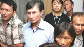 Оппозициялық белсенділер Ермек Нарымбаевқа кесілген сот үкімін тыңдап тұр. Солдан санағанда екінші тұрған - қоғамдық белсенді Жасарал Қуанышәлин. Алматы, 23 маусым 2010 жыл.