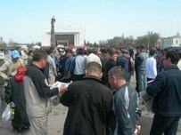 Demonstrators in Bishkek today (RFE/RL)