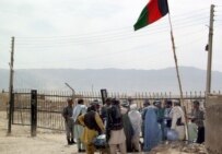 Afghans waiting to cross into Pakistan (epa)