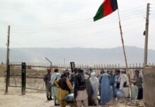 Afghans waiting to cross into Pakistan (AFP)