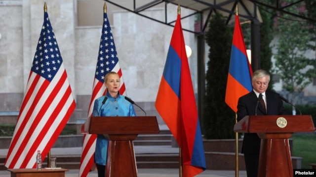 Armenia - U.S. Secretary of State Hillary Clinton and Armenian Foreign Minister Edward Nalbandian at a news conference in Yerevan, 4Jun2012.
