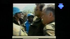 Eelco Koster i Ratko Mladić na snimku iz Potočara 1995. godine