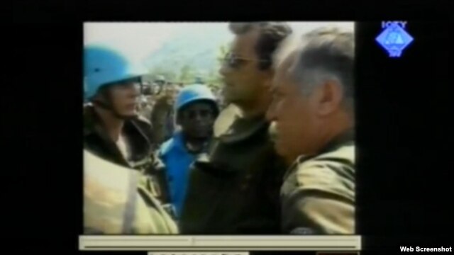 Eelco Koster i Ratko Mladić na snimku iz Potočara 1995. godine