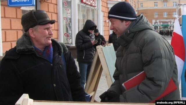 Валер Сьляпухін (справа) гутарыць з выбарцам