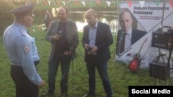 Владимир Кара-Мурза (в центре) во время встречи с кандидатом в депутаты Госдумы от ПАРНАСа Андреем Пивоваровым (справа) перед задержанием полицией. Санкт-Петербург, 24 августа 2016 года.