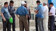 Қаражанбасмұнай компаниясының бұрынғы жұмысшылары ереуілдеп тұр. Ақтау, 8 мамыр 2012 жыл. 