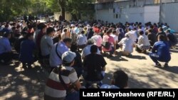 Люди собрались, чтобы помянуть погибших при пожаре 27 августа в Москве.