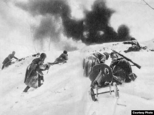 Взятие высоты советскими солдатами. Архивное фото