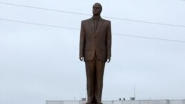 Памятник Гейдару Алиеву. Ульяновск, 24 ноября 2009 года. 