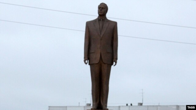 Памятник Гейдару Алиеву. Ульяновск, 24 ноября 2009 года. 